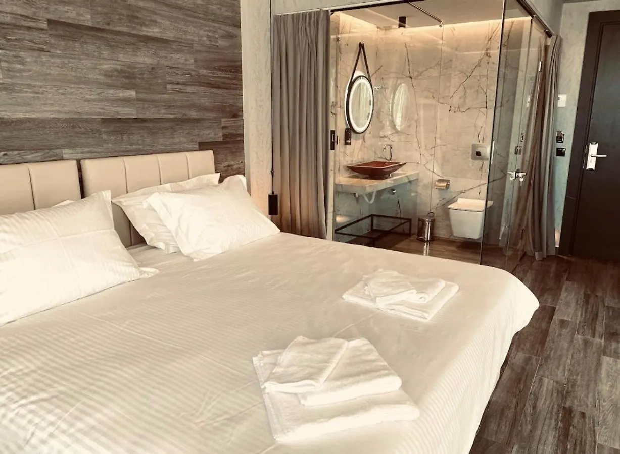 Deluxe Room 01 Тирана